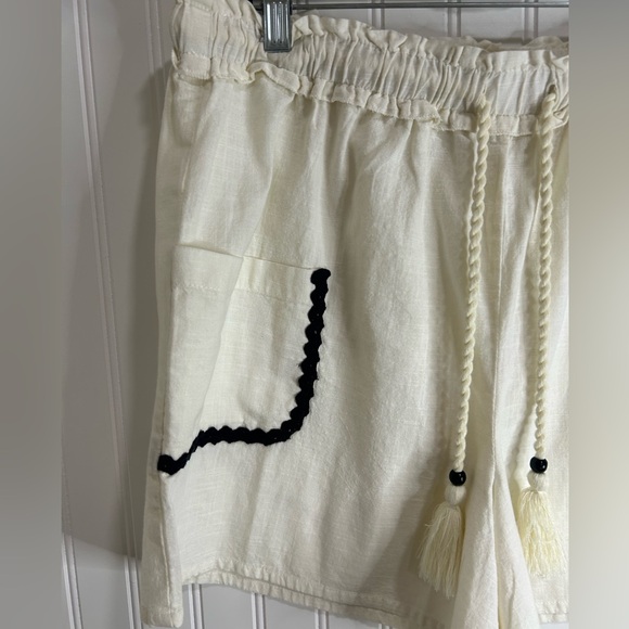 Deja Bleu women Elegant High Waist Cream Shorts with Black Accents - Picture 3 of 15